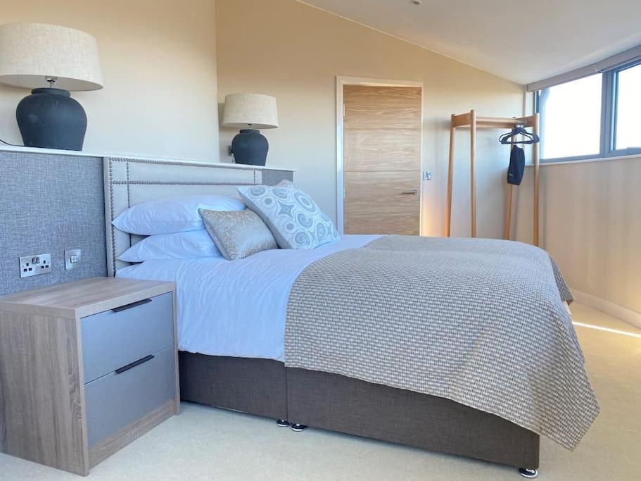 Luxury Converted Water Tower In Flockton Villa Emley Kültér fotó